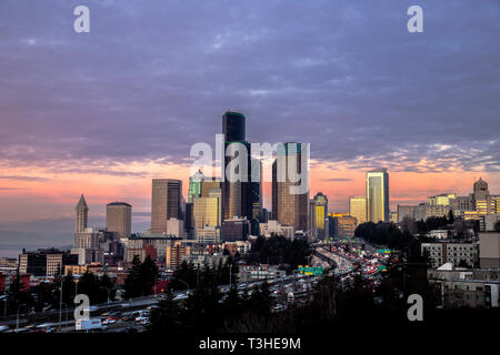 WA17082-00...WASHINGTON - La ville de Seattle et de l'Interstate 5 au lever du soleil à partir de viewsd Dr Jose Rizal sur pont 12 Avenue South. Banque D'Images