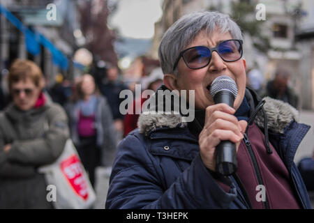 Un sage femme vu crier sur un microphone lors de la manifestation. Les voisins musicaux de l'arrondissement de Letras et Lavapies ont protesté contre l'appartements de leurs quartiers et à mettre fin à sa prolifération incontrôlée dans certains quartiers et municipalités de la région. Banque D'Images