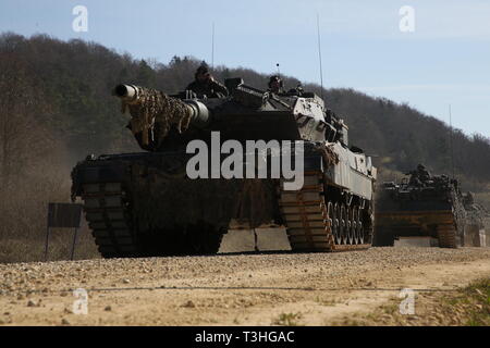 Les opérations de convoi des soldats allemands lors de l'exercice Allied Spirit X en Hohenfels, Allemagne, le 4 avril 2019. L'esprit des alliés de l'exercice X comprend environ 5 600 participants de 15 nations, 30 mars-avril 17, 2019, lors de la 7e formation de l'Armée de la commande dans le sud-est de la zone d'entraînement Hohenfels Allemagne. Spirit est un allié de l'armée américaine l'Europe-dirigé, 7e l'instruction de l'armée a mené un exercice multinational de commande série conçue pour développer et renforcer l'OTAN et partenaire clé de l'interopérabilité et l'état de préparation au combat spécifié fonctions. (U.S. Photo de l'armée par la FPC. Enrique Moya) Banque D'Images