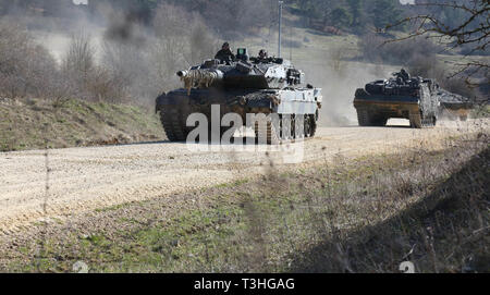 Les opérations de convoi des soldats allemands lors de l'exercice Allied Spirit X en Hohenfels, Allemagne, le 4 avril 2019. L'esprit des alliés de l'exercice X comprend environ 5 600 participants de 15 nations, 30 mars-avril 17, 2019, lors de la 7e formation de l'Armée de la commande dans le sud-est de la zone d'entraînement Hohenfels Allemagne. Spirit est un allié de l'armée américaine l'Europe-dirigé, 7e l'instruction de l'armée a mené un exercice multinational de commande série conçue pour développer et renforcer l'OTAN et partenaire clé de l'interopérabilité et l'état de préparation au combat spécifié fonctions. (U.S. Photo de l'armée par le Sgt. Le juge Jones) Banque D'Images