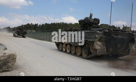 Les soldats allemands leur manœuvre Marder A3 véhicules de combat d'infanterie lors de l'exercice Allied Spirit X en Hohenfels, Allemagne, le 6 avril 2019. L'esprit des alliés de l'exercice X comprend environ 5 600 participants de 15 nations, 30 mars-avril 17, 2019, lors de la 7e formation de l'Armée de la commande dans le sud-est de la zone d'entraînement Hohenfels Allemagne. Spirit est un allié de l'armée américaine l'Europe-dirigé, 7e l'instruction de l'armée a mené un exercice multinational de commande série conçue pour développer et renforcer l'OTAN et partenaire clé de l'interopérabilité et l'état de préparation au combat spécifié fonctions. (U.S. Photo de l'armée par le Sgt. Jo juge Banque D'Images