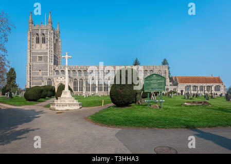 Long Melford, vue de l'église de l'église Holy Trinity - une grande église paroissiale médiévale dans le Suffolk village de Long Melford, England, UK. Banque D'Images