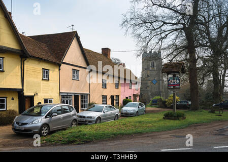 Avis de cottages et de l'église de St Jean le Baptiste à côté du petit village vert dans Stoke par Clare, Suffolk, Angleterre, RU Banque D'Images