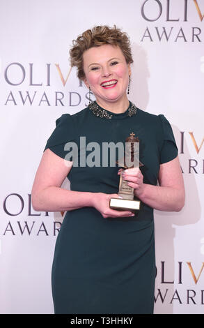 Monica Dolan avec la meilleure actrice de second rôle, dans All About Eve à l'Olivier Awards au Royal Albert Hall de Londres. Banque D'Images