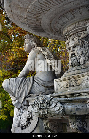 L'une des trois figures féminines, symbolisant les principales rivières, qui constituent la base de la belle fontaine du Danube, Budapest, Hongrie, Europe. Banque D'Images