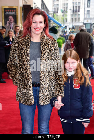 Lucy Montgomery et fille assistant à la représentation de où est Peter Rabbit ? Au Theatre Royal Haymarket, Londres. Banque D'Images