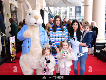 Imogen Thomas (centre) et Cara de la Hoyde avec les enfants qui fréquentent le gala de l'endroit où est Peter Rabbit ? Au Theatre Royal Haymarket, Londres. Banque D'Images