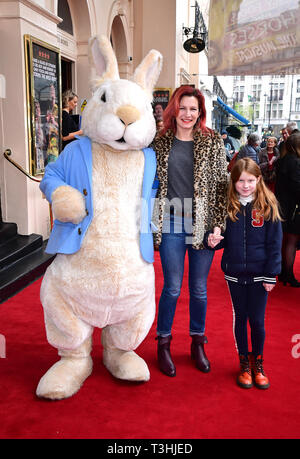 Lucy Montgomery et fille assistant à la représentation de où est Peter Rabbit ? Au Theatre Royal Haymarket, Londres. Banque D'Images