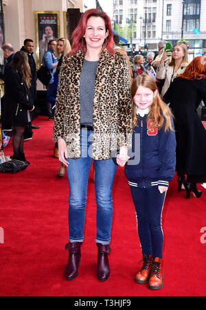 Lucy Montgomery et fille assistant à la représentation de où est Peter Rabbit ? Au Theatre Royal Haymarket, Londres. Banque D'Images