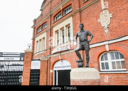 Statue ot Johnny Haynes, le Maestro, à l'extérieur de Craven Cottage la maison de Fulham Football Club, Fulham, West London, UK Banque D'Images