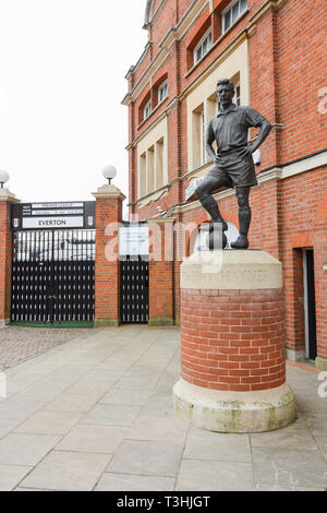 Statue ot Johnny Haynes, le Maestro, à l'extérieur de Craven Cottage la maison de Fulham Football Club, Fulham, West London, UK Banque D'Images