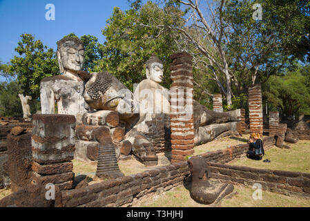 Surat Thani, THAÏLANDE - 30 décembre 2016 : la prière à l'antique statues bouddhiques. Les ruines du temple bouddhiste de Wat Phra Kaeo Banque D'Images