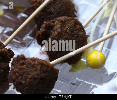 Boules de falafel sur plat en cristal Banque D'Images