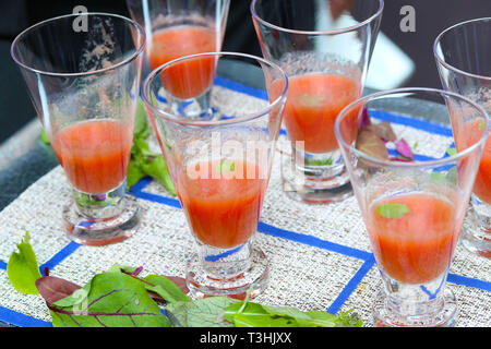 Soupe gaspacho en verres sur nappe blanche et bleue Banque D'Images