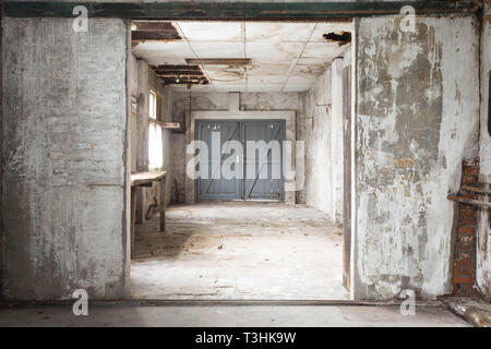 Ancienne grange de l'intérieur abandonnés, ruines d'un vieux bâtiment Banque D'Images