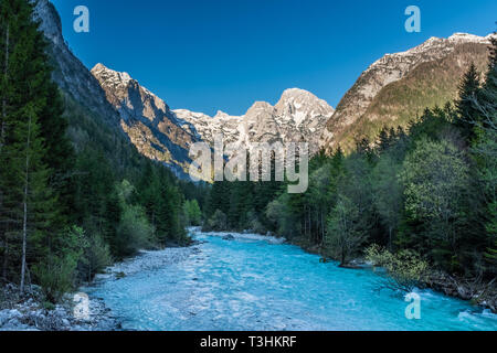 Vue depuis la vallée de la rivière Soca à travers des montagnes dans le parc national du Triglav dans les Alpes Juliennes en Slovénie au printemps Banque D'Images