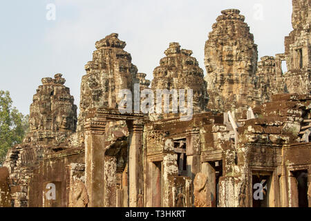 Tours à visages sur les vestiges de pierre du temple Bayon à Angkor Tom, Siem Reap, Cambodge. Banque D'Images