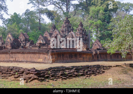 L'extérieur de pierres finement sculptés de Banteay Srei Temple. Également connu sous le nom de Temple de la femme, à Siem Reap, Cambodge. Banque D'Images