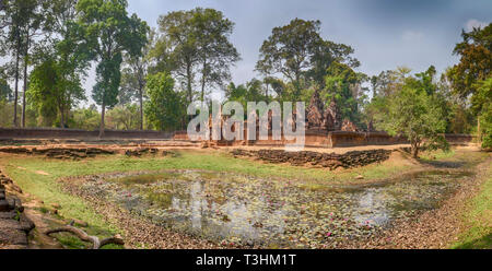 Panorama extérieur de pierres finement sculptés de Banteay Srei Temple. Également connu sous le nom de Temple de la femme, à Siem Reap, Cambodge. Banque D'Images