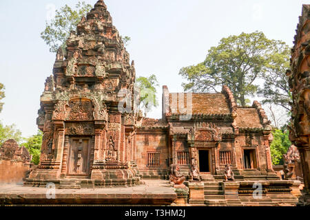 L'extérieur de pierres finement sculptés de Banteay Srei Temple. Également connu sous le nom de Temple de la femme, à Siem Reap, Cambodge. Banque D'Images