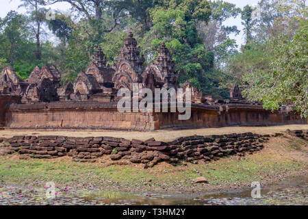 L'extérieur de pierres finement sculptés de Banteay Srei Temple. Également connu sous le nom de Temple de la femme, à Siem Reap, Cambodge. Banque D'Images