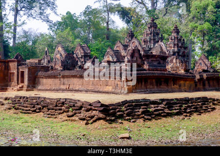 L'extérieur de pierres finement sculptés de Banteay Srei Temple. Également connu sous le nom de Temple de la femme, à Siem Reap, Cambodge. Banque D'Images