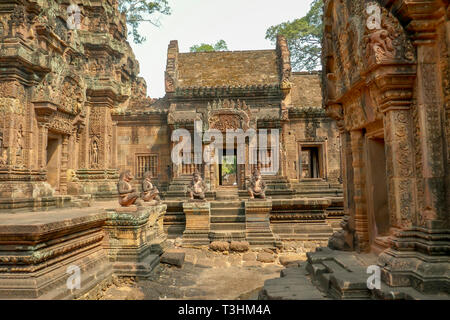L'extérieur de pierres finement sculptés de Banteay Srei Temple. Également connu sous le nom de Temple de la femme, à Siem Reap, Cambodge. Banque D'Images
