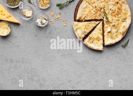 Pizza quattro fromaggi et différents types de fromages Banque D'Images