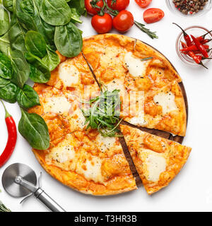 Pizza au fromage frais servi sur planche de bois Banque D'Images