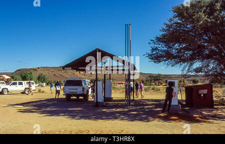 Station service rustique dans le désert en solitaire, la Namibie. Banque D'Images