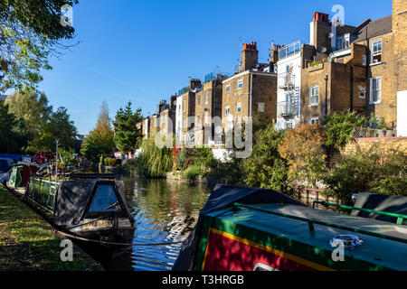 Londres, UK - Oct 21, 2018 : Rangées de péniches et bateaux sur le canal étroit banques à Regent's Canal, près de Paddington à la Petite Venise, Londres - Engl Banque D'Images