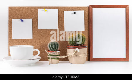 Maquette de travail. Bannière. Trois autocollants blanc, cadre vertical vide, blanc, coupe deux cactus sur fond blanc. Banque D'Images