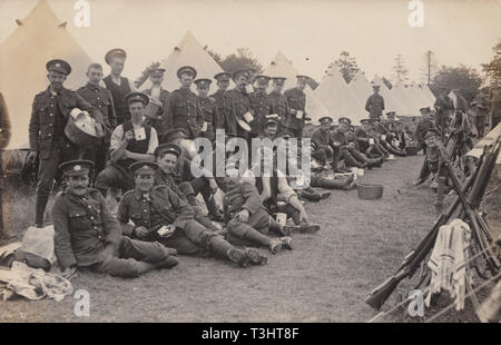 Vintage Carte postale photographique montrant des soldats de l'armée britannique au camp de détente. Peut-être à Bordon dans le Hampshire. Banque D'Images