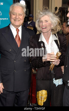 LOS ANGELES, CA. 16 mars 2002 : Eunice Kennedy Shriver & mari Sargent Shriver au 20e anniversaire de la première de E.T. L'extraterrestre, à Los Angeles. © Paul Smith / Featureflash Banque D'Images