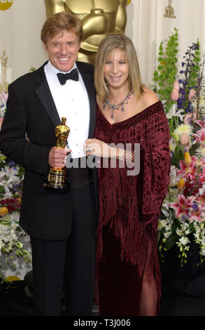 LOS ANGELES, CA. 24 mars 2002 : Directeur/Actrice Barbra Streisand et Robert Redford acteur à la 74e assemblée annuelle de remise des oscars à Hollywood. © Paul Smith / Featureflash Banque D'Images