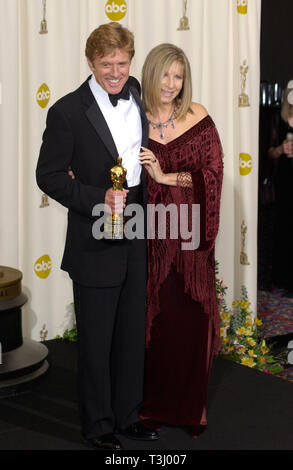 LOS ANGELES, CA. 24 mars 2002 : Directeur/Actrice Barbra Streisand et Robert Redford acteur à la 74e assemblée annuelle de remise des oscars à Hollywood. © Paul Smith / Featureflash Banque D'Images