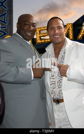 LOS ANGELES, CA. 17 avril 2002 : les acteurs MICHAEL CLARKE DUNCAN (à gauche) & Dwayne Johnson, alias The Rock, lors de la première mondiale, à Los Angeles, de leur nouveau film Le Roi Scorpion. © Paul Smith / Featureflash Banque D'Images