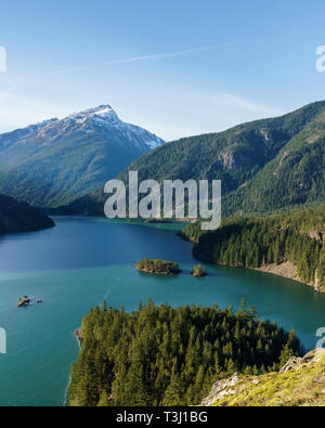 Belle Diablo Lake dans les montagnes de l'état de Washington aux États-Unis. Banque D'Images