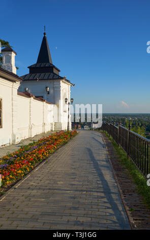 Le point de vue de la passer le long de la muraille de pierre et du sud-est de la tour carrée de Tobolsk Kremlin. Tobolsk. La Russie Banque D'Images