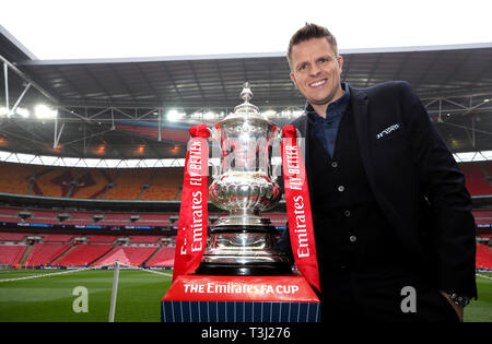 Présentatrice TV Jake Humphrey pose pour une photo à côté de la Tasse de FA trophy avant de la FA Cup semi finale au stade de Wembley, Londres. Banque D'Images