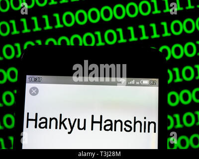 Sur cette photo, l'illustration a Hankyu Hanshin Holdings, Inc. logo vu affichée sur un téléphone intelligent Banque D'Images