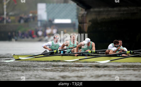 Cambridge, dont James Cracknell (deuxième à gauche) célèbrent remportant le Men's Boat Race sur la Tamise à Londres. Banque D'Images