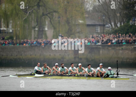 Cambridge, dont James Cracknell (deuxième à gauche) en action au cours de la Men's Boat Race sur la Tamise à Londres. Banque D'Images