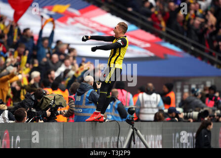 Gerard Deulofeu célèbre du Watford Watford après's Troy Deeney (pas sur la photo) marque son deuxième but du côté du jeu de la au cours de la FA Cup semi finale au stade de Wembley, Londres. Banque D'Images