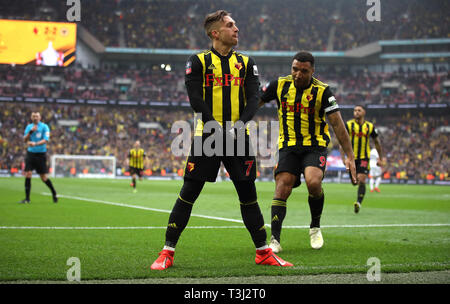 Gerard Deulofeu du Watford célèbre marquant son troisième but du côté du jeu avec Troy Deeney (à droite) au cours de la FA Cup semi finale au stade de Wembley, Londres. Banque D'Images