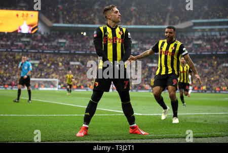 Gerard Deulofeu du Watford célèbre marquant son troisième but du côté du jeu avec Troy Deeney (à droite) au cours de la FA Cup semi finale au stade de Wembley, Londres. Banque D'Images