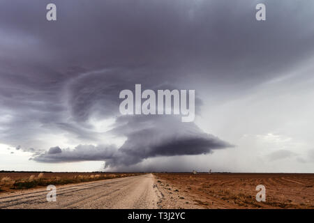 Tempête SuperCell avec des nuages spectaculaires près d'Ackerly, Texas Banque D'Images