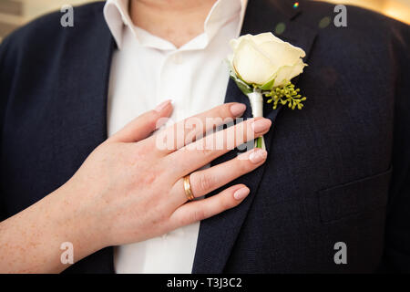 Groom suite avec décoration florale Banque D'Images