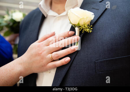 Groom suite avec décoration florale Banque D'Images