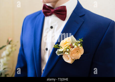 Groom suite avec décoration florale Banque D'Images